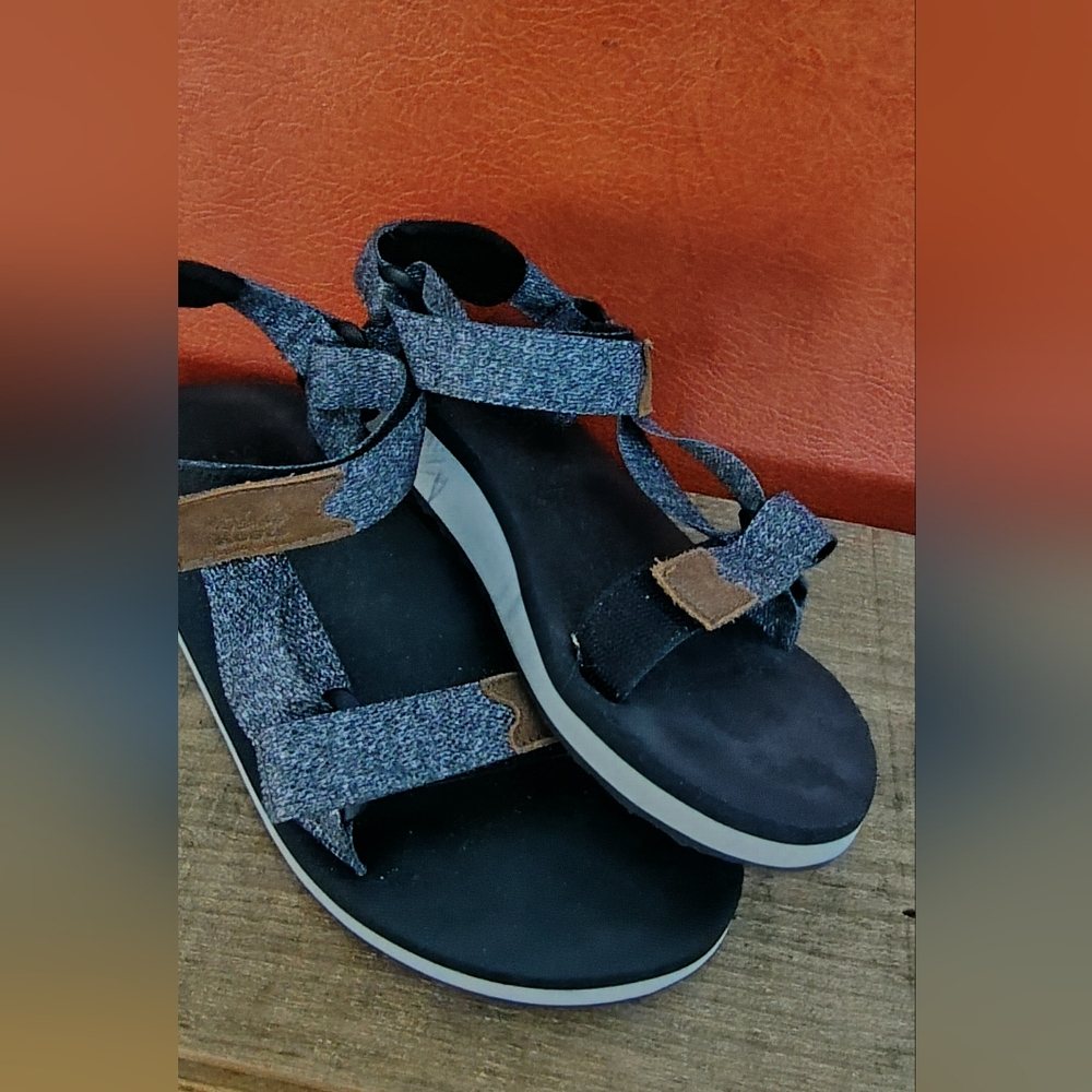 Roots Women's Sandals Size 8